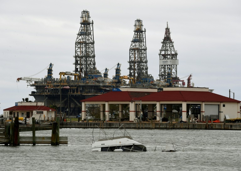 تراجع أسعار النفط تأثرًا بمرور الاعصار هارفي في تكساس