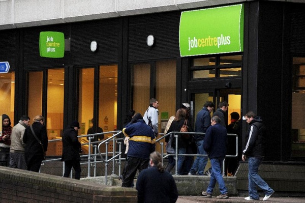 البطالة في بريطانيا في أدنى مستوياتها منذ 42 عاما