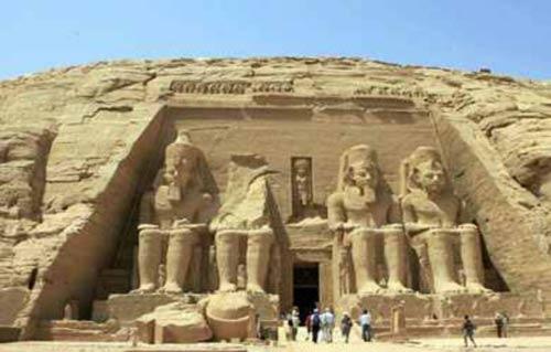 آثار الأقصر المصرية تفتقد السائحين