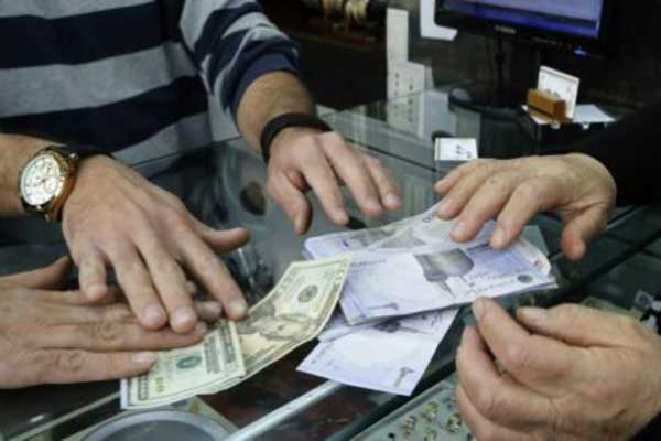 العملة الإيرانية تشهد تراجعات غير مسبوقة