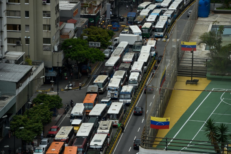 سائقو الحافلات يتظاهرون مع بدء إحصاء المركبات في فنزويلا