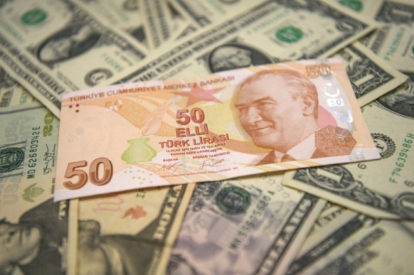 الليرة التركية تهبط إلى أدنى مستوياتها أمام الدولار واليورو