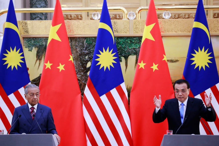 رئيس وزراء ماليزيا يدعو الصين إلى المساعدة على حل المشكلات المالية