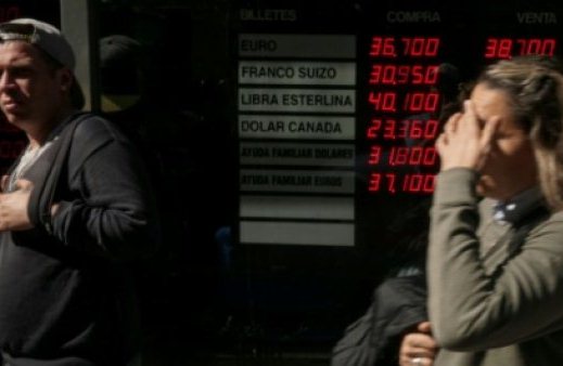 انهيار البيزو الأرجنتيني رغم التوصل إلى اتفاق مع صندوق النقد الدولي