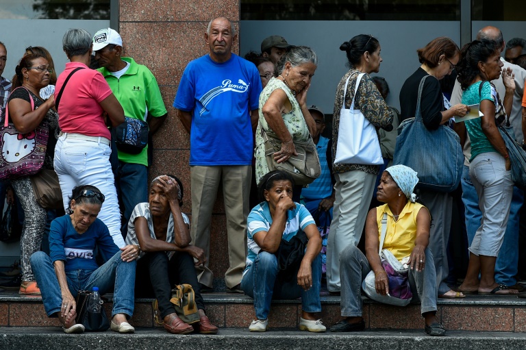 آلاف المتقاعدين يصطفون لقبض رواتبهم في فنزويلا