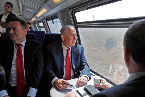 نتانياهو يجرب السفر بالقطار السريع من القدس إلى تل أبيب