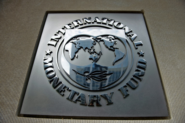 شعار صندوق النقد الدولي على مقر هذه الهيئة في واشنطن، في 30 حزيران/يونيو 2015
