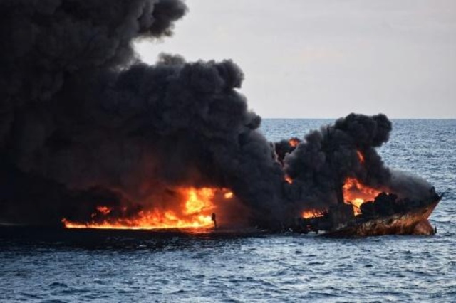 بقعة نفط ضخمة نتيجة غرق ناقلة النفط الايرانية قبالة سواحل الصين