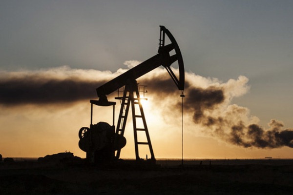 ارتفاع سعر برميل النفط إلى 100 دولار يهدد الاقتصاد العالمي