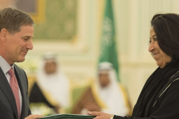 من هي لبنى سليمان العليان أول رئيسة بنك في السعودية؟