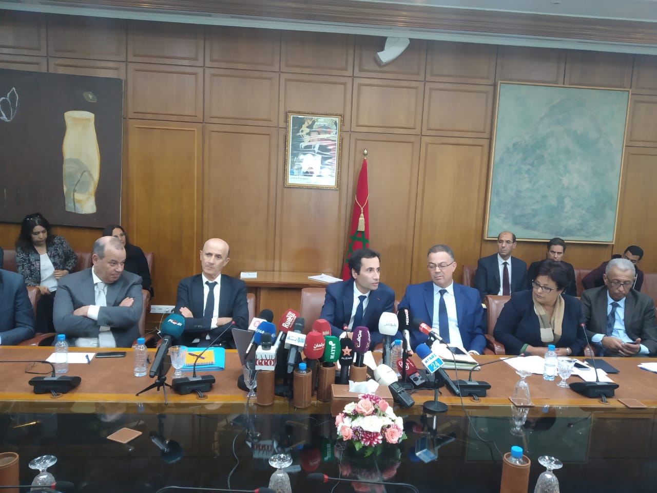 وزير الاقتصاد والمالية المغربي محمد بنشعبون وقيادات الوزارة خلال المؤتمر الصحفي 