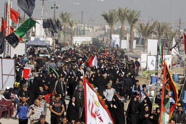 آلاف الإيرانيين يعبرون الحدود العراقية للمشاركة في شعائر أربعينية الامام الحسين في كربلاء
