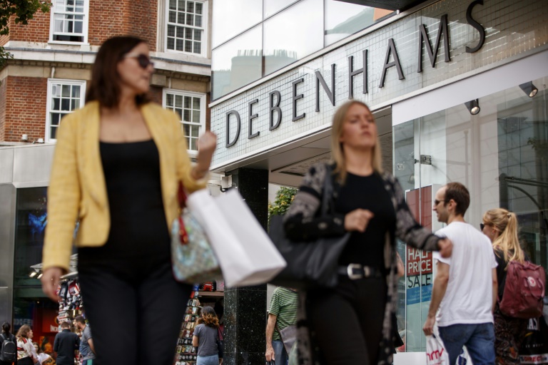 دبنهامز البريطانية تعتزم إغلاق 50 متجرا في بريطانيا