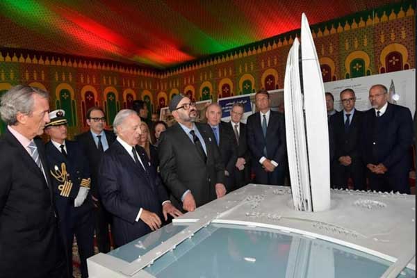 الملك محمد السادس لدى ترؤسه أمس حفل إطلاق بناء برج يحمل اسمه