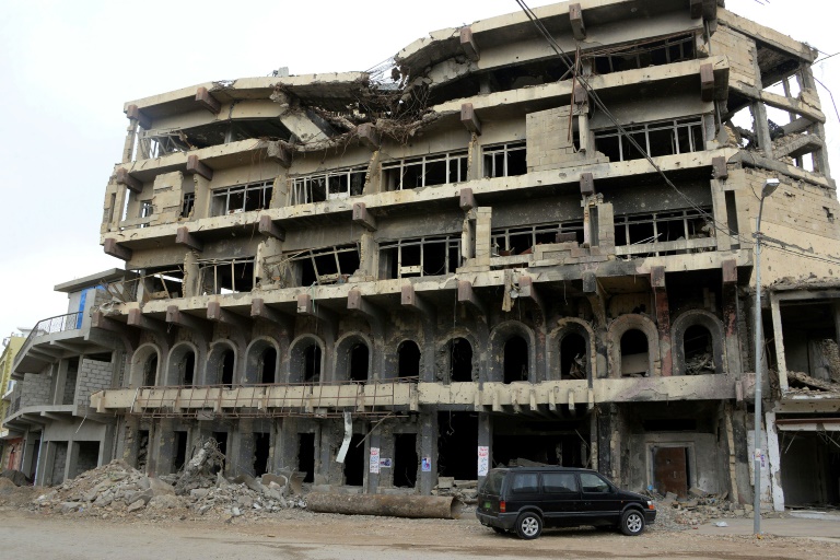 مبنى مصرف في الموصل دمر في المعارك التي شهدتها المدينة