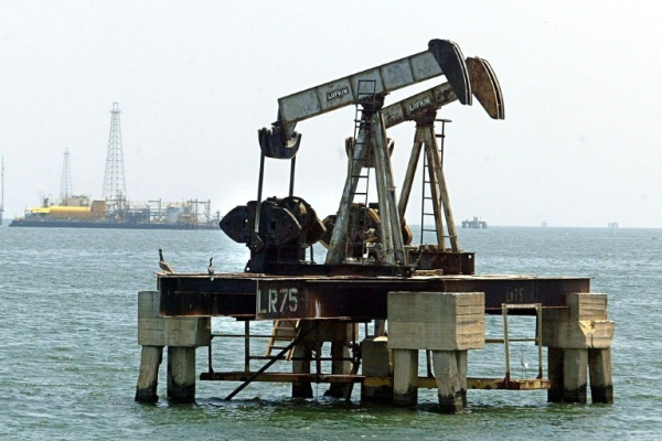 أسعار النفط تراجعت بنسبة حوالى عشرين بالمئة خلال شهر واحد