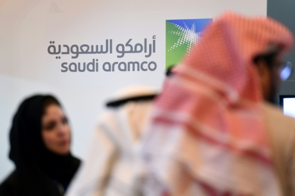 صورة التقطت قرب شعار لشركة أرامكو السعودية النفطية العملاقة