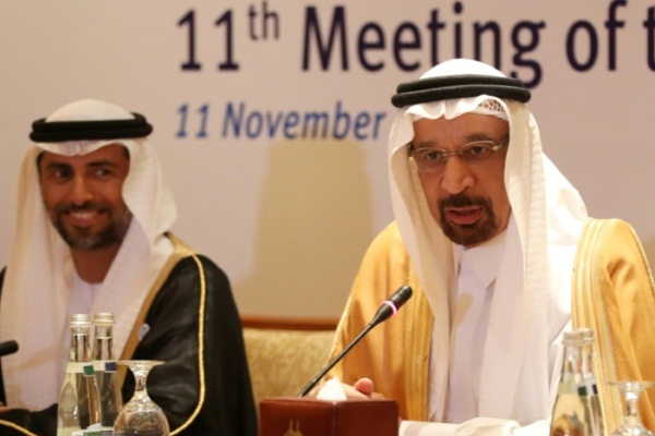 وزير الطاقة السعودي خالد الفالح (يمين) ونظيره الإماراتي سهيل المزروعي