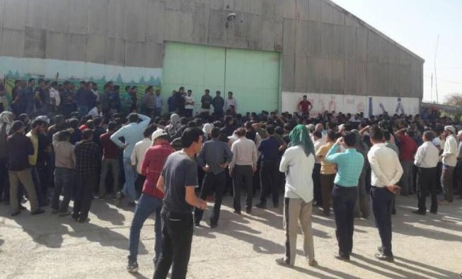 جانب من الاحتجاجات في مصنع سكر كبير في غرب ايران