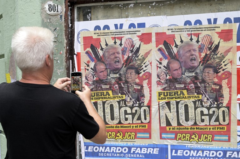 ملصقات مضادة لترمب في بيونس ايرس