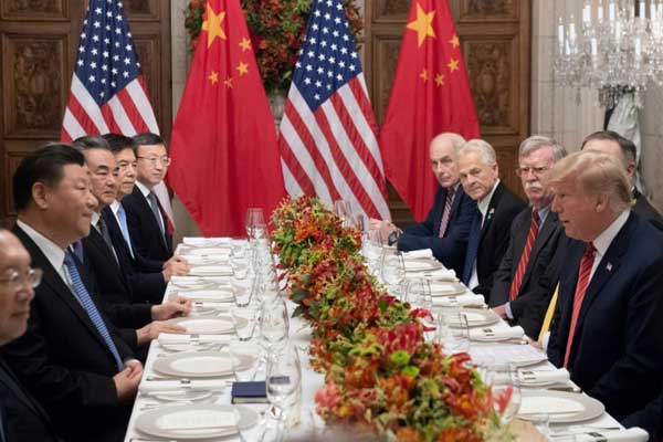 الرئيس الأميركي دونالد ترمب (يمين) مع نظيره الصيني شي جينبينغ وأعضاء الوفدين إلى طاولة العشاء في بوينوس آيرس يوم 1 ديسمبر