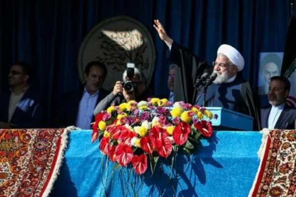 صورة نشرتها الرئاسة الإيرانية للرئيس حسن روحاني يحيّي الحشود خلال إلقائه خطابًا في شاهرود في محافظة سمنان، الثلاثاء 4 ديسمبر 2018