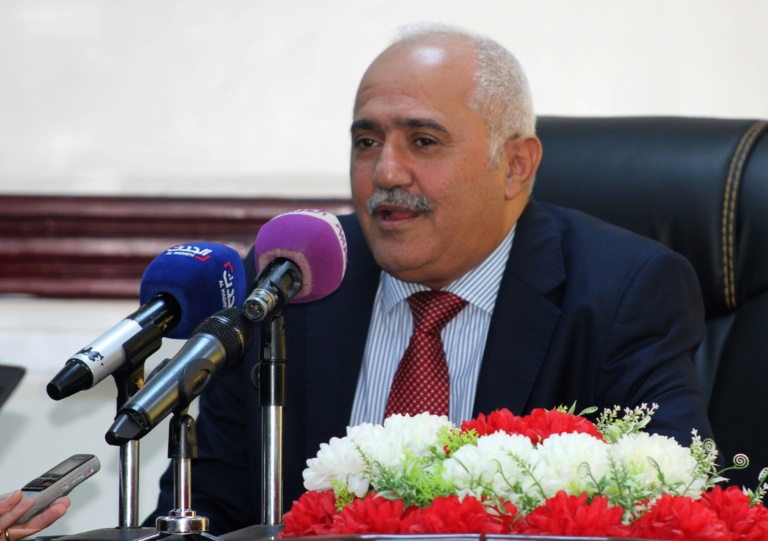 شكيب حبيشي نائب محافظ البنك المركزي اليمني خلال مؤتمر صحافي في عدن في 13 ديسمبر 2018.