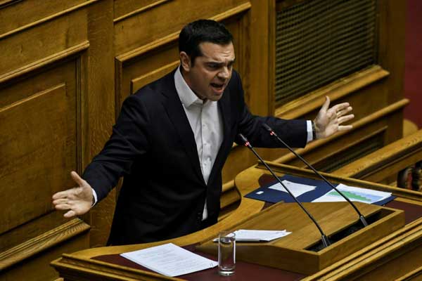 رئيس الوزراء اليوناني أليكسيس تسيبراس يتحدث في البرلمان في أثينا في 18 ديسمبر 2018