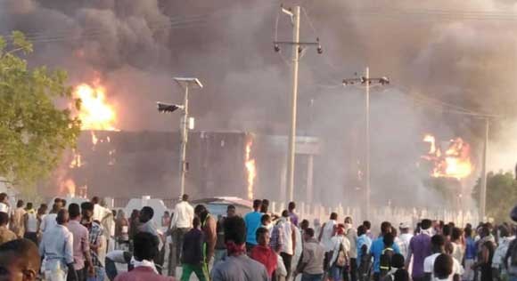 إحراق مقار للحزب الحاكم في السودان وسط احتجاجات على رفع سعر الخبز