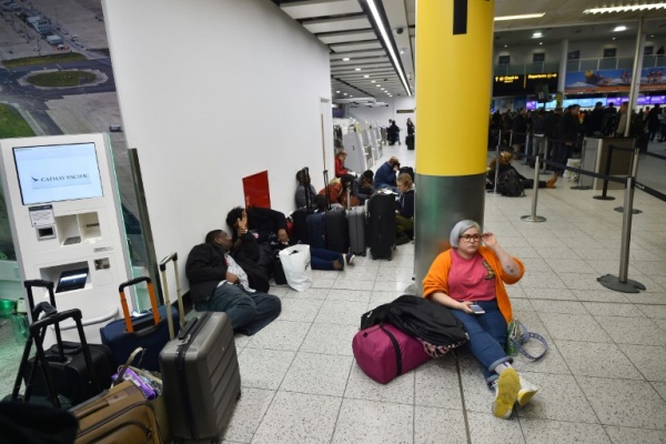 مسافرون ينتظرون في مطار غاتويك جنوب لندن في 20 ديسمبر 2018 بعد الغاء كل الرحلات بسبب الطائرات المسيَّرة