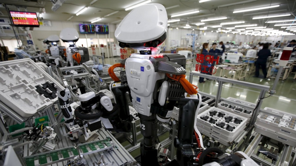 الروبوتات تزيح النساء أولا من الوظائف