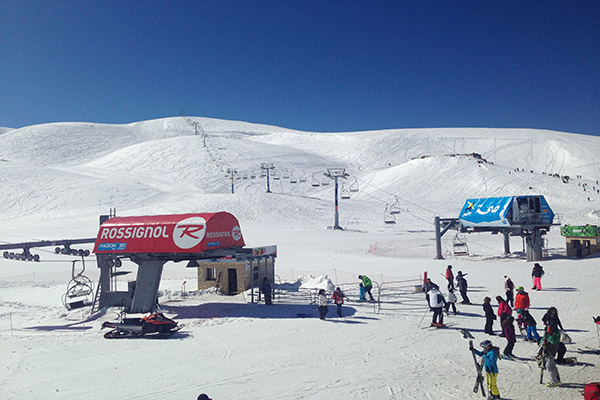التزلج ينعش موسم السياحة الشتوية في لبنان