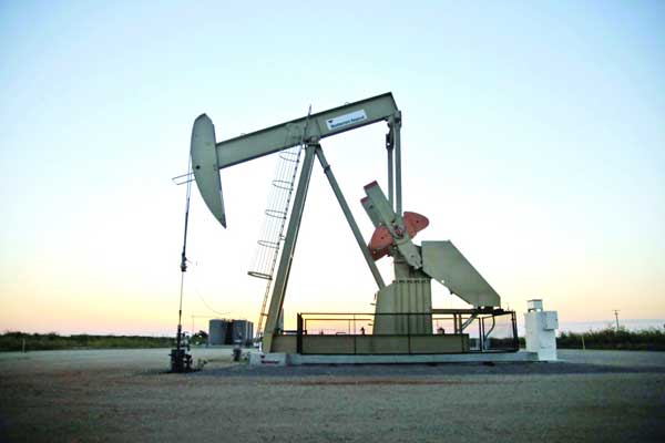 صادرات النفط الأميركية تضغط على الأسعار فتتراجع