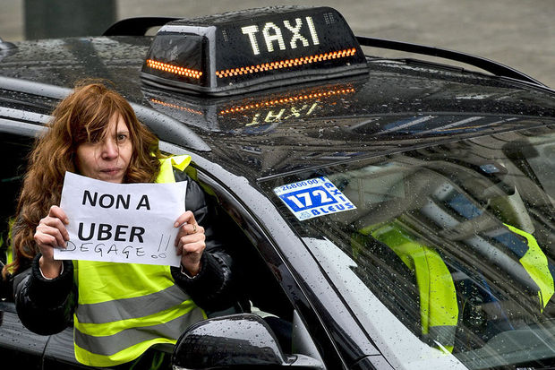 سائقو أجرة يشلون بروكسل احتجاجًا على مشروع يخدم أوبر