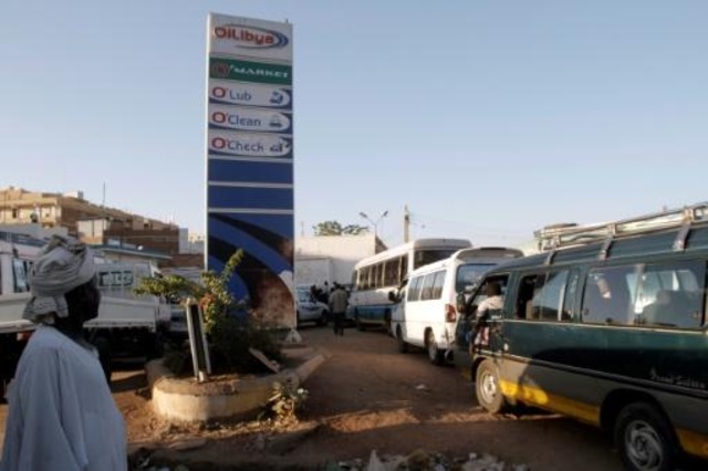 أزمة محروقات في الخرطوم وطوابير تنتظر أمام محطات الوقود
