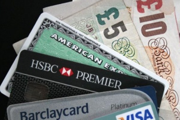 الدفع ببطاقات الخصم المباشر يتخطى الدفع نقدًا في بريطانيا