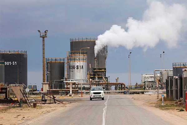 المؤسسة الوطنية للنفط تعلق كل عمليات الإنتاج في الشرق الليبي