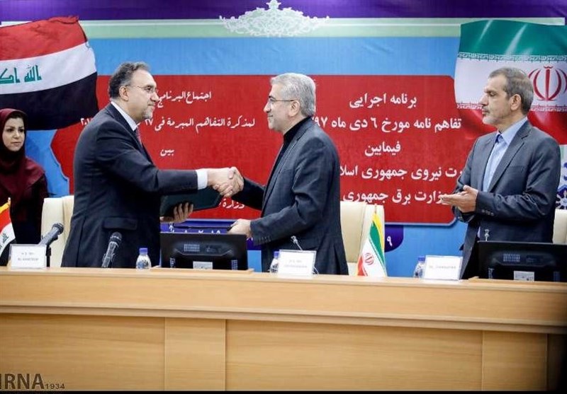 وزيرا الطاقة الايراني والكهرباء العراقي خلال توقيعهما اتفاق تمديد تزويد طهران لبغداد بالكهرباء