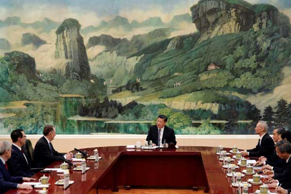 الرئيس الصيني شي جينبينغ (وسط) أثناء لقائه الممثل التجاري الأميركي روبرت لايتهايزر (الثالث من اليسار) ووزير الخزانة الأميركي ستيفن منوتشن (الثاني من اليسار) ومفاوضين من البلدين في بكين بتاريخ 15 فبراير 2019