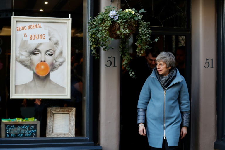 رئيسة الوزراء البريطانية تيريزا ماي تغادر مركزا لتصفيف الشعر خلال زيارة إلى سالزبوري بجنوب انكلترا في 04 آذار/مارس 2019