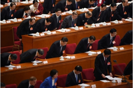 الرئيس الصيني شي جينبينغ (الثالث من اليسار) ورئيس الوزراء لي كه تشيانغ (الرابع من اليسار) لدى افتتاح دورة المؤتمر الوطني الشعبي في بكين