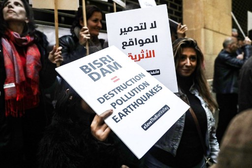 تجمع أمام مقرّ البنك الدولي في بيروت احتجاجاً على بناء سد