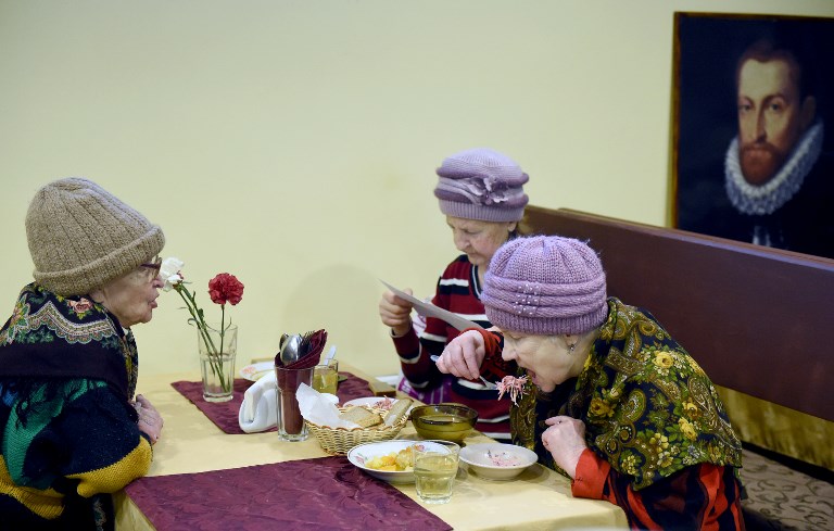 مسنّون روس في مقهى دوبرودوميك الذي يوفّر وجبات مجانيّة لمن يشتكون صعوبات اجتماعية