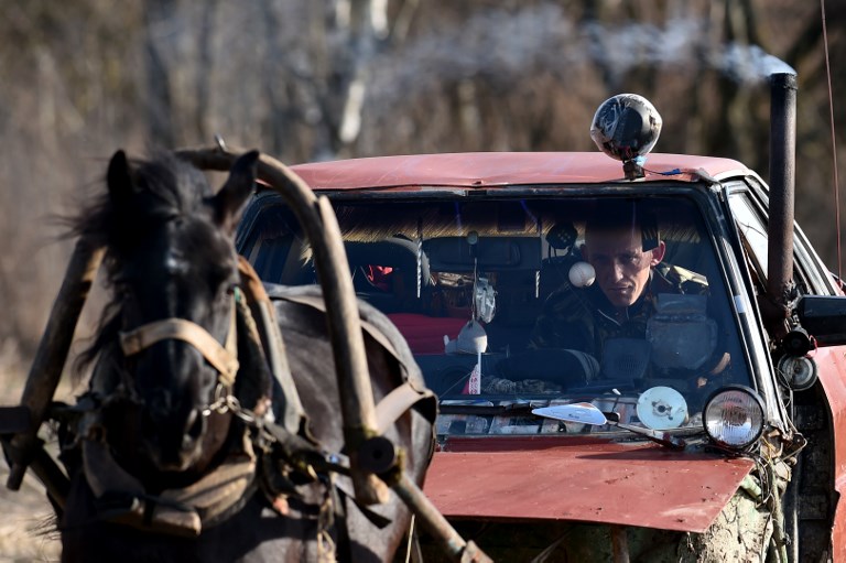 مزارع بيلاروسي يبتكر مركبة هجينة تجمع بين السيارات والخيل