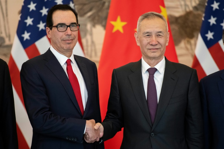 نائب رئيس مجلس الوزراء الصيني ليو هي (يمين) مستقبلا وزير الخزانة الأميركي ستيفن منوتشين في بكين في 29 آذار/مارس 2019