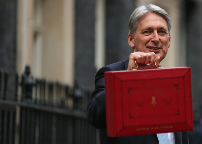 عجز الميزانية البريطانية يتراجع إلى أدنى مستوى له منذ 17 عامًا