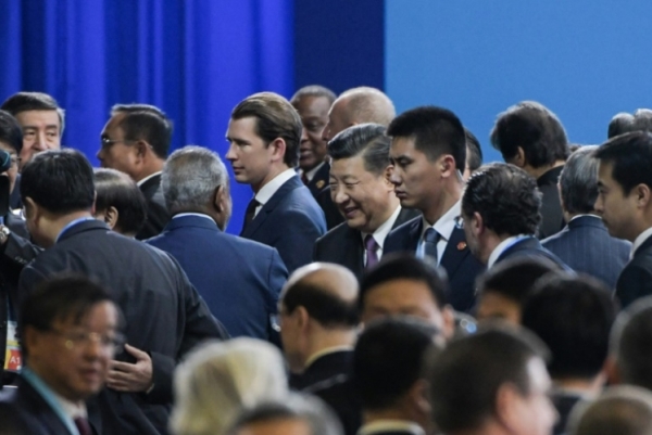 الرئيس الصيني شي جينبينغ يرحب بالمشاركين في اجتماع 