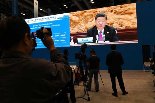 صحافيون يتابعون مباشرة كلمة الرئيس الصيني شي جينبينغ خلال القمة حول خطة 