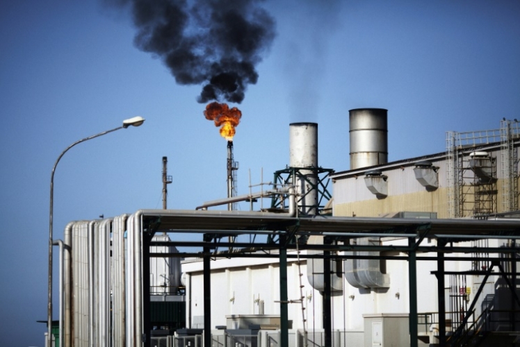 ارتفاع إيرادات النفط في ليبيا لكن النزاع يهدد المنشآت