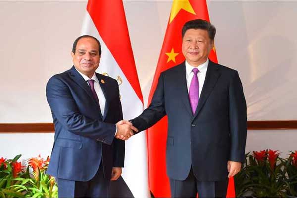 الرئيس المصري عبدالفتاح السيسي مصافحًا الرئيس الصيني